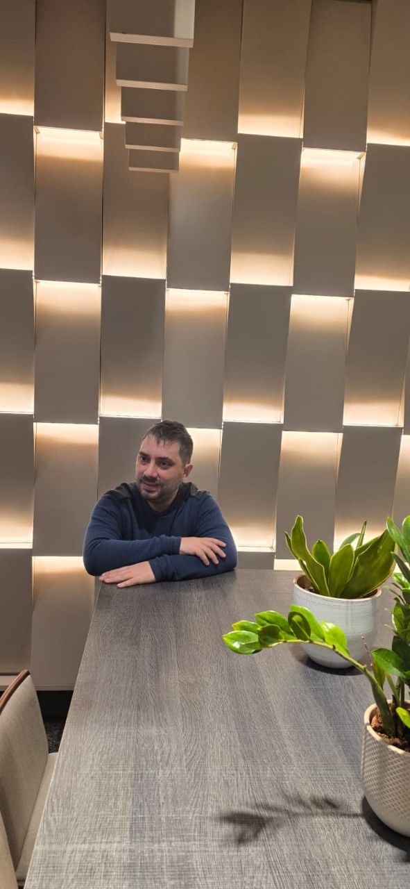 Jonatan Tomás en reunión de trabajo